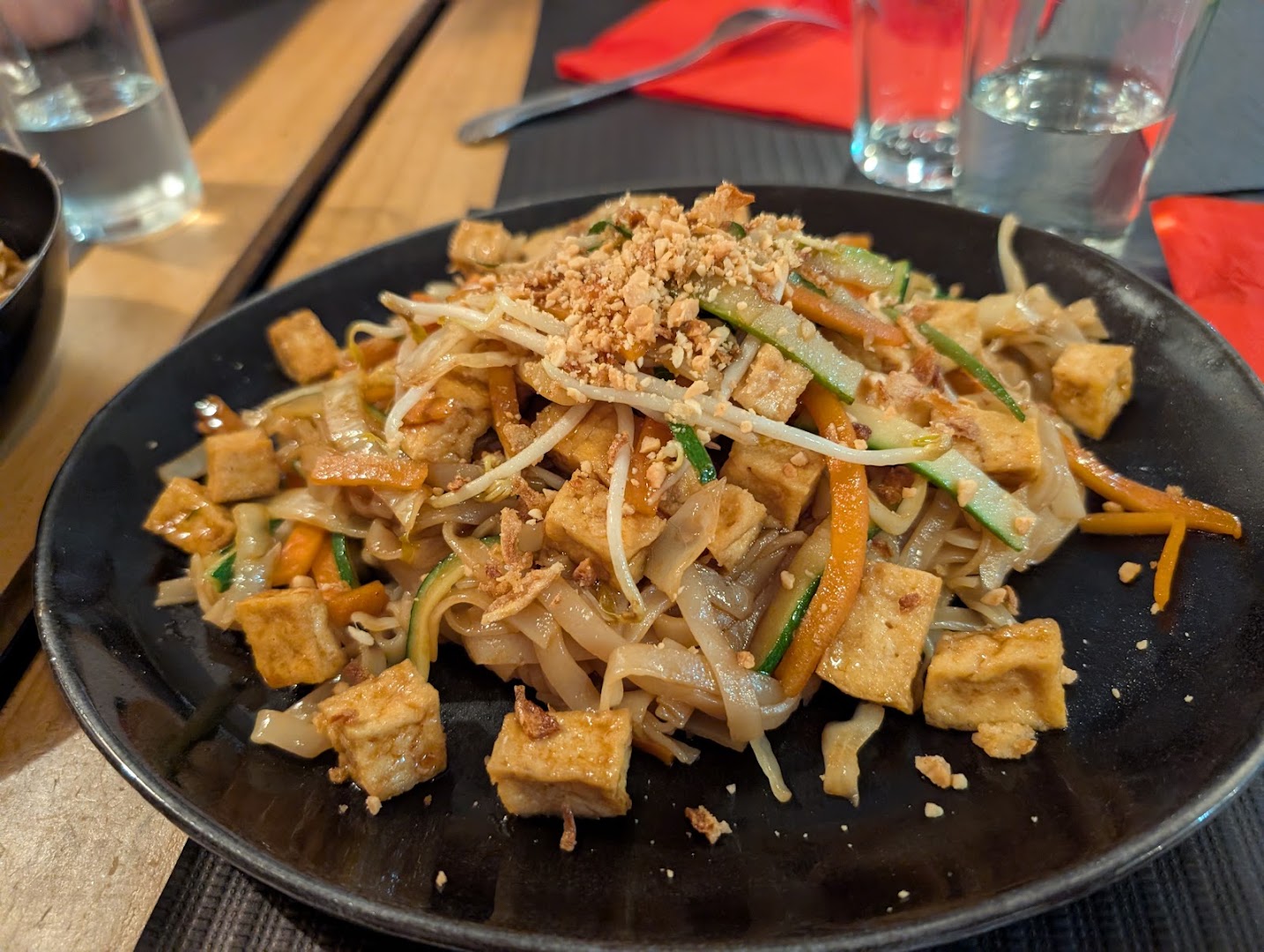 Des nouilles sautées au tofu chez Lou Colonial