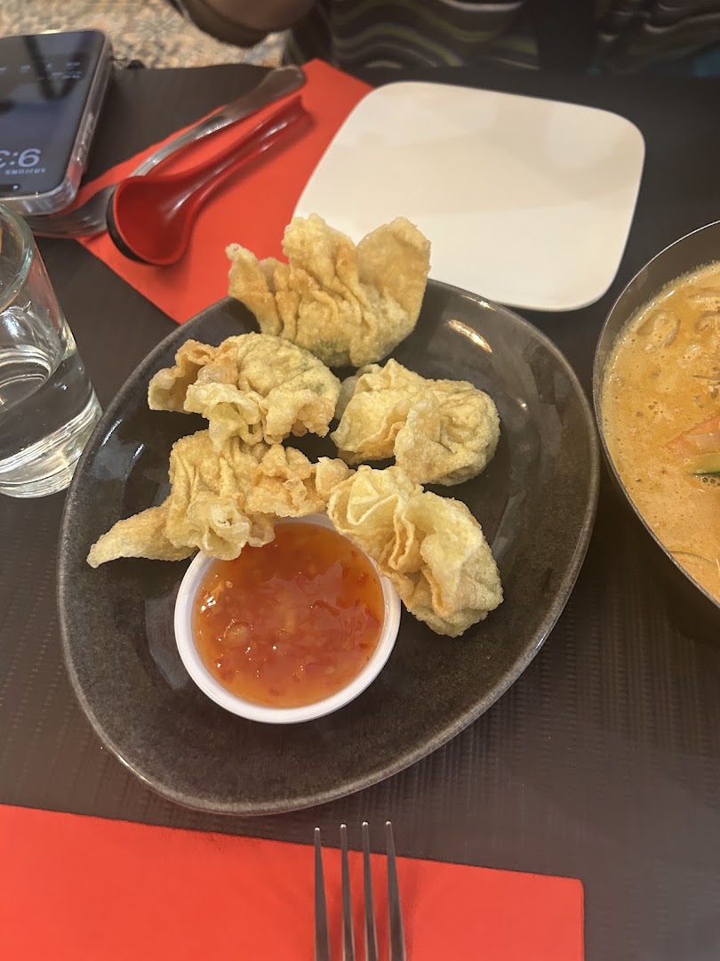 Des bouchées frites accompagnées de sauce