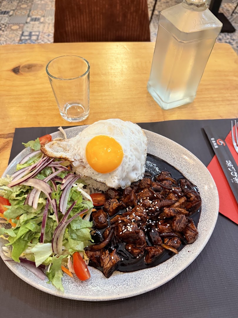 Du bœuf en sauce avec riz, salade et œuf